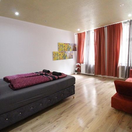 Private Triple Bedroom Rf1 Bécs Kültér fotó