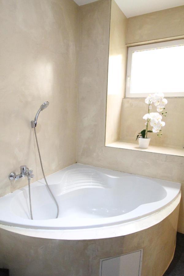 Private Triple Bedroom Rf1 Bécs Kültér fotó